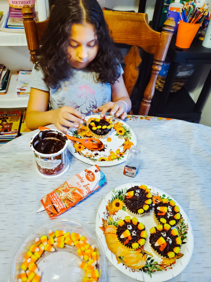 Thanksgiving Dessert Idea for Kids: Turkey Cupcakes